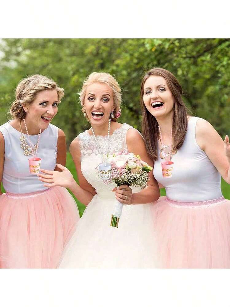 12件套新娘派对珍珠项链套装，包含迷你酒杯、新娘及伴娘珍珠项链和酒杯、新娘主题塑料杯、可重复使用的珍珠扣玻璃项链，适合单身派对和婚礼庆典。 - 彩色 - 查看 9