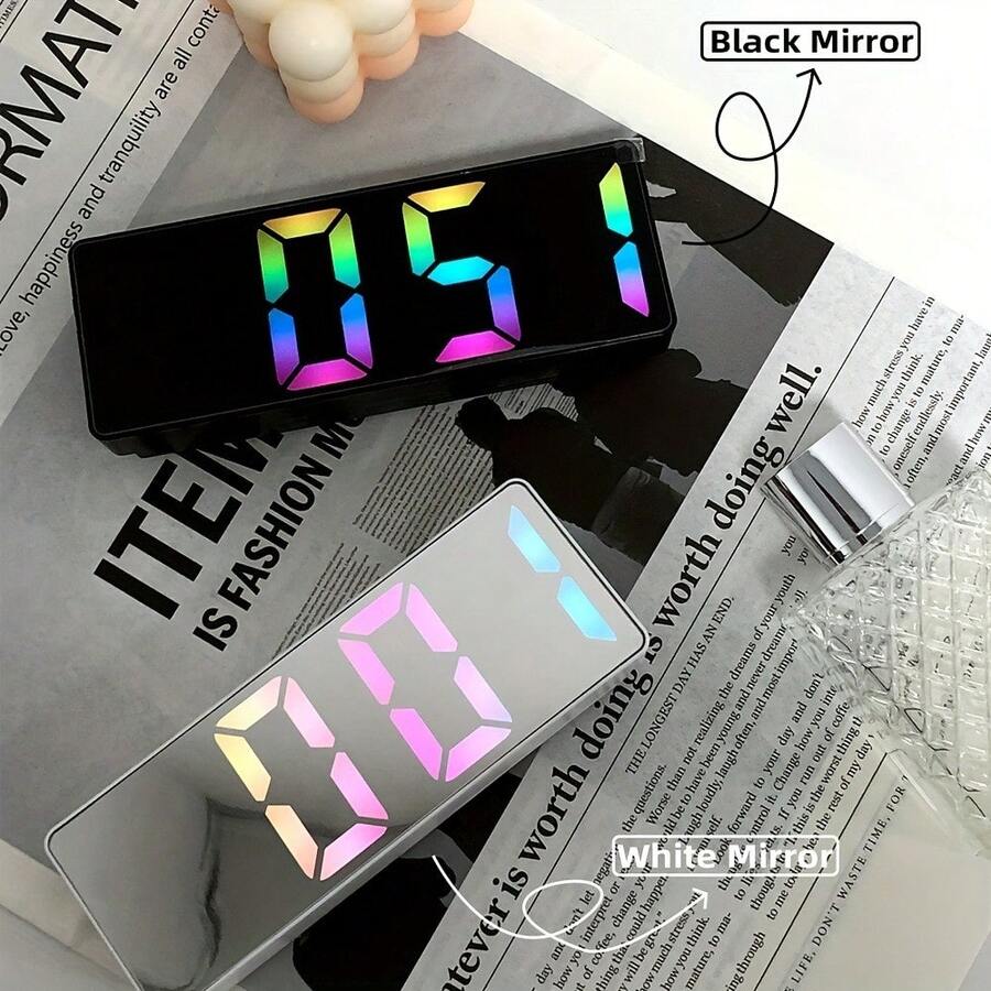 这款小巧的数字闹钟采用镜面LED显示屏，屏幕大，亮度可调，并可设置多个闹钟。适合卧室、书桌和办公室使用。白色数字显示屏，具备双闹钟、贪睡功能、亮度调节、自动夏令时调整、语音控制和自动时间同步功能。是客厅和卧室的理想之选。