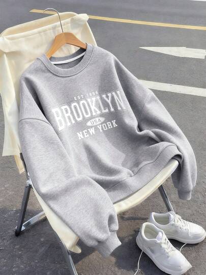 这款美式复古校园风印花图案圆领卫衣，休闲百搭，适合秋冬季节穿着，可搭配购物、上学、旅行、派对等场合。它也适合作为返校季套头衫、返校卫衣、毕业典礼等场合的日常穿着。