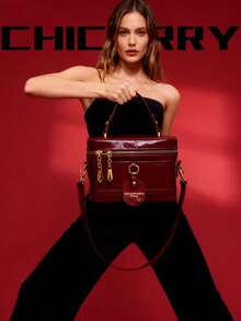 حقيبة يد مربعة الشكل ذات غطاء أنيقة وبسيطة باللون الأحمر البرغندي، مزينة بشارم جلدي مطبوع عليه حرف، مغلقة بسحاب، مناسبة للتسوق والمواعدة وحمل الهاتف والعملات، وتناسب الإطلالات والتصوير الفوتوغرافي، بطراز رومانسي عتيق