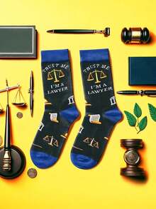 “相信我，我是律师”趣味袜子一双 - 印有天平、法槌和法律符号的趣味法律主题船袜 - 送给律师、法学生的独特礼物 - 男女皆宜的舒适时尚袜子 - 彩色 - 查看 2