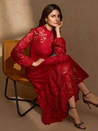 Elegant röd spetsmaxiklänning för kvinnor, ståkrage långärmad, A-linjekjol, vintage festklänning, dekorerad med knappar och volangdetaljer vid halsringningen