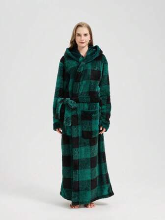 一件加厚绒面室内绿色格子连帽浴袍，带腰带，秋冬季保暖睡衣，适合作为生日礼物、换季礼物、秋冬保暖服或圣诞礼物。