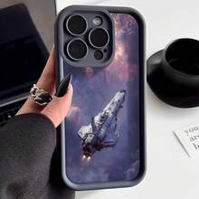 Cubierta de teléfono con diseño de nave espacial en cielo estrellado color negro para iPhone 14 Pro Max estilo futurista ideal para amantes de la ciencia ficción y viajes espaciales - Burdeos - Ver 1