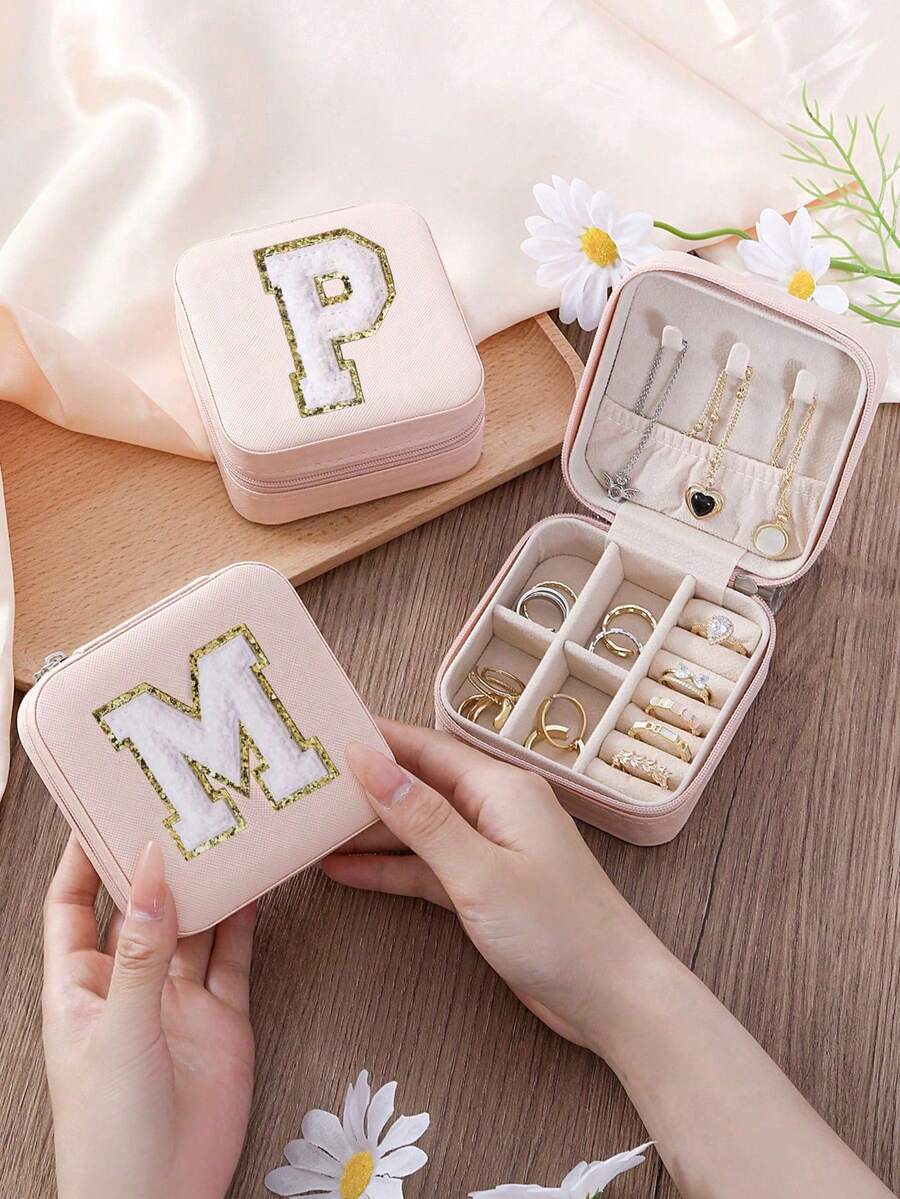 1 hộp đựng trang sức tùy chỉnh chữ cái A-Z, hộp đựng trang sức du lịch mini, hộp đựng trang sức có khóa kéo chữ cái, hộp đựng trang sức đa năng, hộp đựng trang sức bằng da PU, hộp đựng trang sức, hộp đựng trang sức nhỏ, hộp đựng mỹ phẩm, hộp đựng trang sức di động sáng tạo, khuyên tai nhỏ, vòng cổ, khuyên tai dạng đinh tán, mặt dây chuyền, hộp đựng nhẫn, giá để trang sức