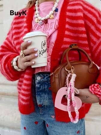 BuyK [Topper]BuyK Rosa Randig Stickad Kofta – Ge dina vårkläder en touch av romantik! Den smickrande V-ringningen ramar elegant in din halsringning, medan de klassiska godisränderna blandar söt estetik med parisisk charm. Enkelt och elegant med en lekfull tjejig twist, perfekt för att skapa fräscha streetstyle-looks. Den vändbara designen fördubblar dina stylingmöjligheter.