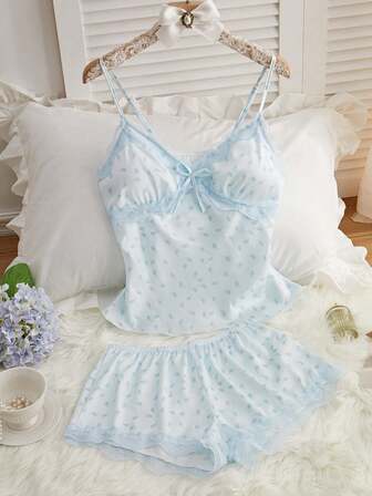 Sensuellt set med två delar i spets, nattlinne med blommönster, sexig loungewear-modell, spetskantad BH och rosettdekorationer för kvinnor. Sexiga underkläder.