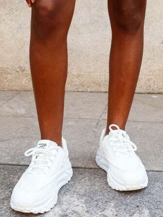 Sneaker con platform in pelle della serie di colori Miradar, scarpe casual con suola spessa marrone rialzata per donne