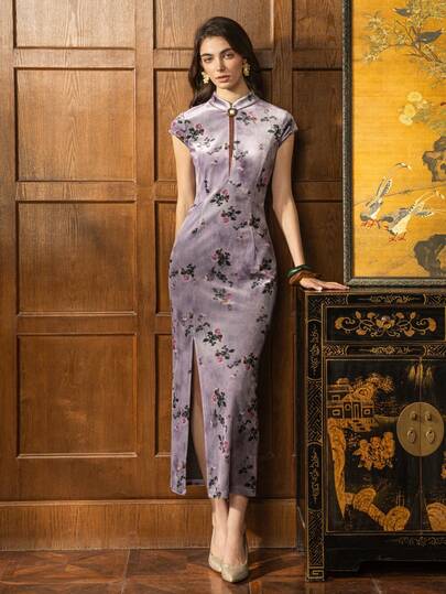 Faeriesty 这款优雅的新款中式旗袍，采用立领、短袖、前开衩和花卉图案装饰，尽显高贵典雅，适合各种盛大场合——例如国宴、豪华晚宴、使馆招待会、盛大婚礼、文化庆典晚宴等。夏季穿着。