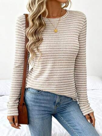 بلوزة نسائية كاجوال بياقة دائرية وأكمام طويلة، بتصميم مخطط مجعد ومفرغ