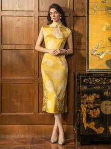 Faeriesty 这款精致的新款中式旗袍连衣裙，采用优雅的立领设计，别致的短袖，标志性的侧开衩，以及闪耀的珍珠装饰，使其成为婚礼招待会、盛大晚宴、正式晚宴、派对、颁奖典礼和上流社会活动的完美之选。它也是新年和情人节派对的理想之选。夏季 - 黃色 - 查看 6