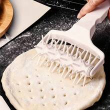 一套手动擀面杖和披萨刀，带防滑底座 - 坚固的塑料擀面杖，配有锋利的轮子，可精准切割，易于清洁，适用于披萨、馅饼、面包、意面 - 适合家庭和专业厨房使用 - 轻巧耐用的擀面杖，带手柄和锋利的刀片，方便擀面和切割，另配披萨轮和带盖的大号披萨刀