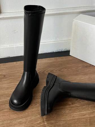 Stivali da uniforme autunno/inverno 2025 per donna, stivali al polpaccio con punta tonda, tacco spesso, cerniera sul retro, design impermeabile con platform, adatti per tutte le stagioni, stivali neri al polpaccio per uso quotidiano e spostamenti, stivali alti di moda per le donne