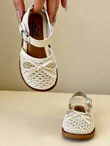 2024夏季新款女童公主风甜美蕾丝镂空蝴蝶结魔术贴凉鞋，米色仿皮蕾丝包头平底凉鞋，舒适透气，方便穿脱，适合日常穿着、上学、参加派对等场合，是夏季必备单品，也是热门女童凉鞋款式，时尚公主风设计，柔软鞋底，不伤脚，是节日送礼的理想之选。 - 米色 - 查看 3