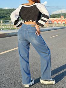 Jeans de tiro medio, pierna recta y holgados para mujer, de unicolor lavado, con dobladillo deshilachado y detalles desgastados, cierre con botones - Estilo vintage casual - Azul lavado medio - Ver 2