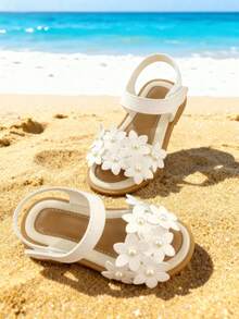 女童平底凉鞋，夏季珍珠花朵凉鞋，白色公主鞋，儿童沙滩鞋，防滑软底儿童休闲鞋，适合派对和婚礼。可爱又优雅！