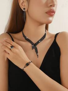 适合婚礼的奢华 4 件水晶首饰套装，包括项链、耳环、戒指、手链和配饰，适合女性。 - 白色 - 查看 10