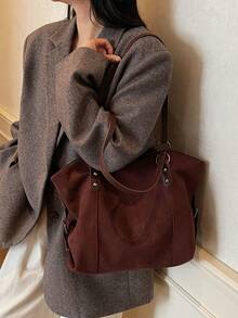 Voici un simple sac cabas uni, doté de deux anses. Ce sac bandoulière à la mode pour femme est idéal pour le shopping, les sorties, les voyages et diverses occasions. Il peut également être offert en cadeau à vos proches. - Marron - Voir 6