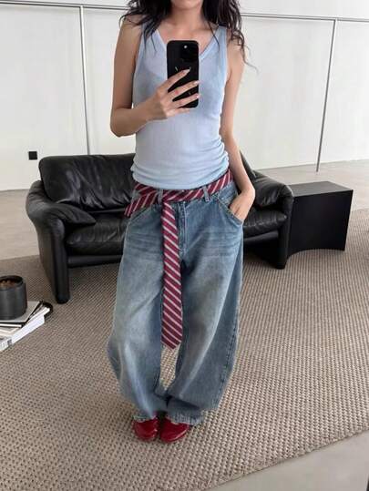 一条亮红色手工领带，女士时尚发带，JK制服领带，条纹长款修身设计，适合休闲、周末郊游、约会、校园、街拍等场合，时尚多功能配饰，也可用于圣诞装饰