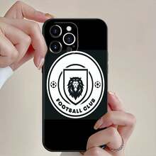 Un emblema llamativo con un león feroz y motivos futbolísticos para los amantes del deporte. Compatible con fundas para teléfonos ,  17,  16 Pro Max,  15 Pro Max,  13 y  12. Fabricado en TPU para una protección total contra golpes y caídas. El regalo perfecto para aficionados al fútbol, compañeros de equipo y para celebrar en familia. - Negro - Ver 3