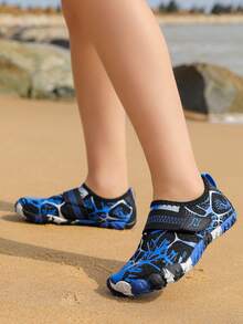 1双儿童鞋，夏季新款男童徒步鞋，时尚几何随机印花弹力透气网面套脚鞋，男童户外沙滩游泳鞋，耐磨橡胶鞋底，适合室内瑜伽、跳绳、跑步训练、度假、劳动节、儿童节等活动