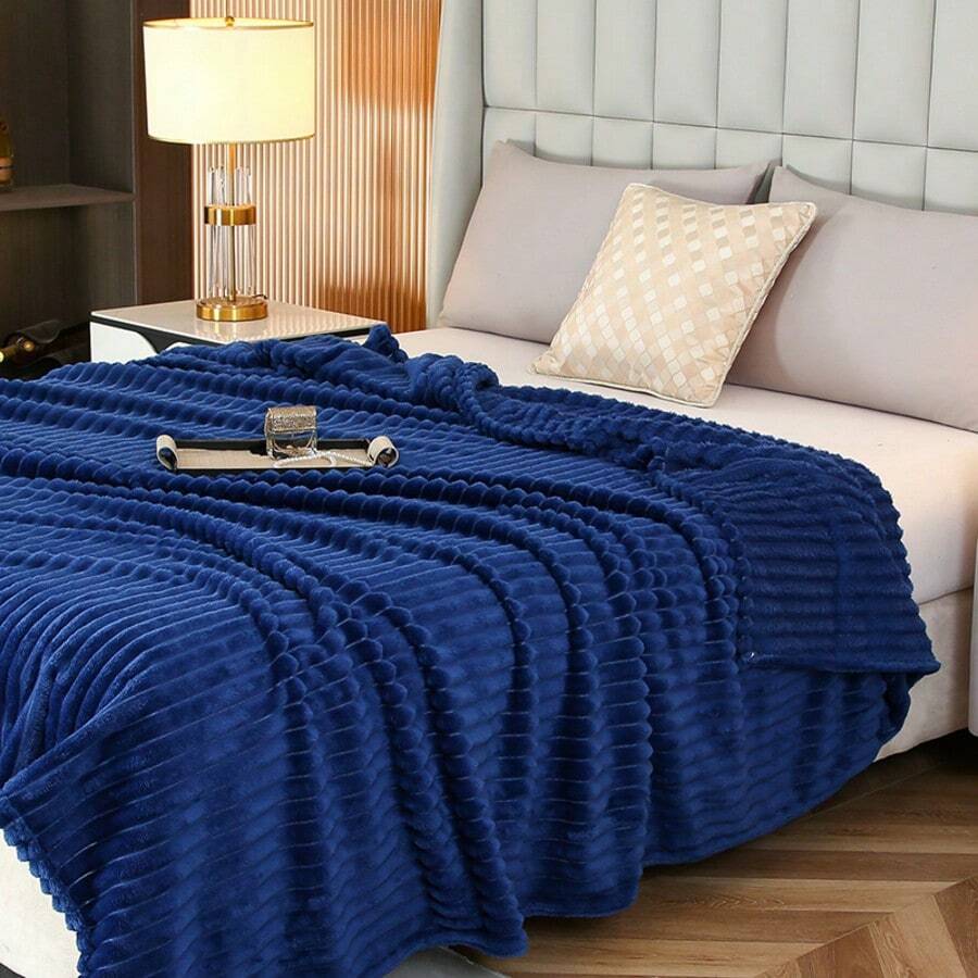 1pc Solid Color Coral Fleece Blanket, Deep Blue, Luxurious & Comfortable, Suitable For Bedroom, Dorm, Office Nap. This Is A Home And Office Decor Product. - Royal Blue - View 1