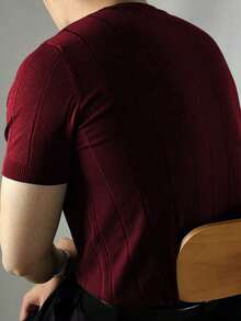 Camiseta de punto de cuello redondo con rayas verticales de unicolor y manga corta para hombre de ALTZTAR - Rojo violeta - Ver 3