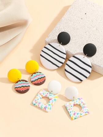 一对聚合物粘土吊坠耳环，条纹彩色图案，黄白几何圆形和方形耳环，轻盈时尚，适合休闲、派对和度假佩戴，独特的礼物之选。