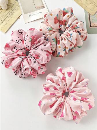 3个草莓水果爱心软缎超大号发圈，弹性发绳配饰，适合女性日常佩戴和情人节礼物，可扎马尾辫。