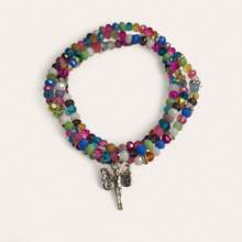 Pulsera de cuentas multicolor con dije de hada plateada.  Su diseño lleno de brillo y color representa alegría , protección y energía positivo,  Ideal para combinar con cualquier outfit , aporta estilo y buena vibra. - Multicolor - Ver 1