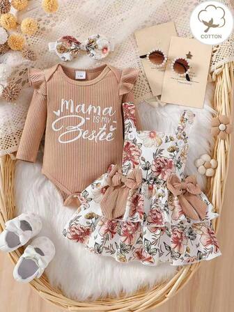 Conjunto de 3 piezas de ropa de Navidad para bebé niña: Pelele de manga larga con estampado "Mi 1er Navidad" con cuello con volantes, vestido de peto con estampado de Papá Noel y decoración de lazo, y diadema con lazo. Adecuado para usar en Navidad.