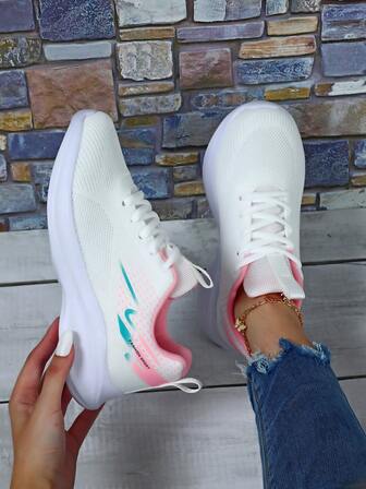 Vita andningsbara mesh-sneakers för kvinnor, låg design, lämplig för alla årstider, bekväma och mångsidiga för utomhussporter