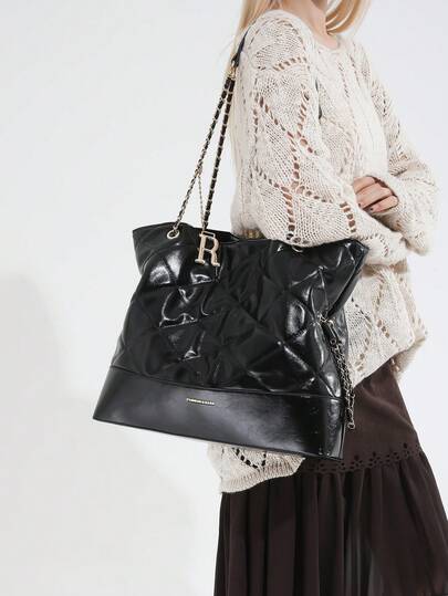 1个黑色PU材质优雅简约复古菱格纹字母装饰金属链条精致字母五金点缀大容量单肩手提包，适合女性工作、日常生活、通勤、社交聚会、商务、购物等场合，可装手机、钱包、口红、钥匙、纸巾等，时尚百搭单品。