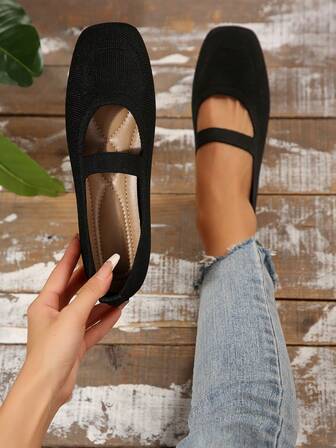 Zapatos planos de punta cuadrada para mujer, con suela suave y transpirable, cómodos para ir a la oficina o para el día a día. Cuentan con una correa decorativa en el empeine con un diseño minimalista, en colores negro y blanco. Zapatos de oficina sencillos y sin estorbos, tipo bailarina.