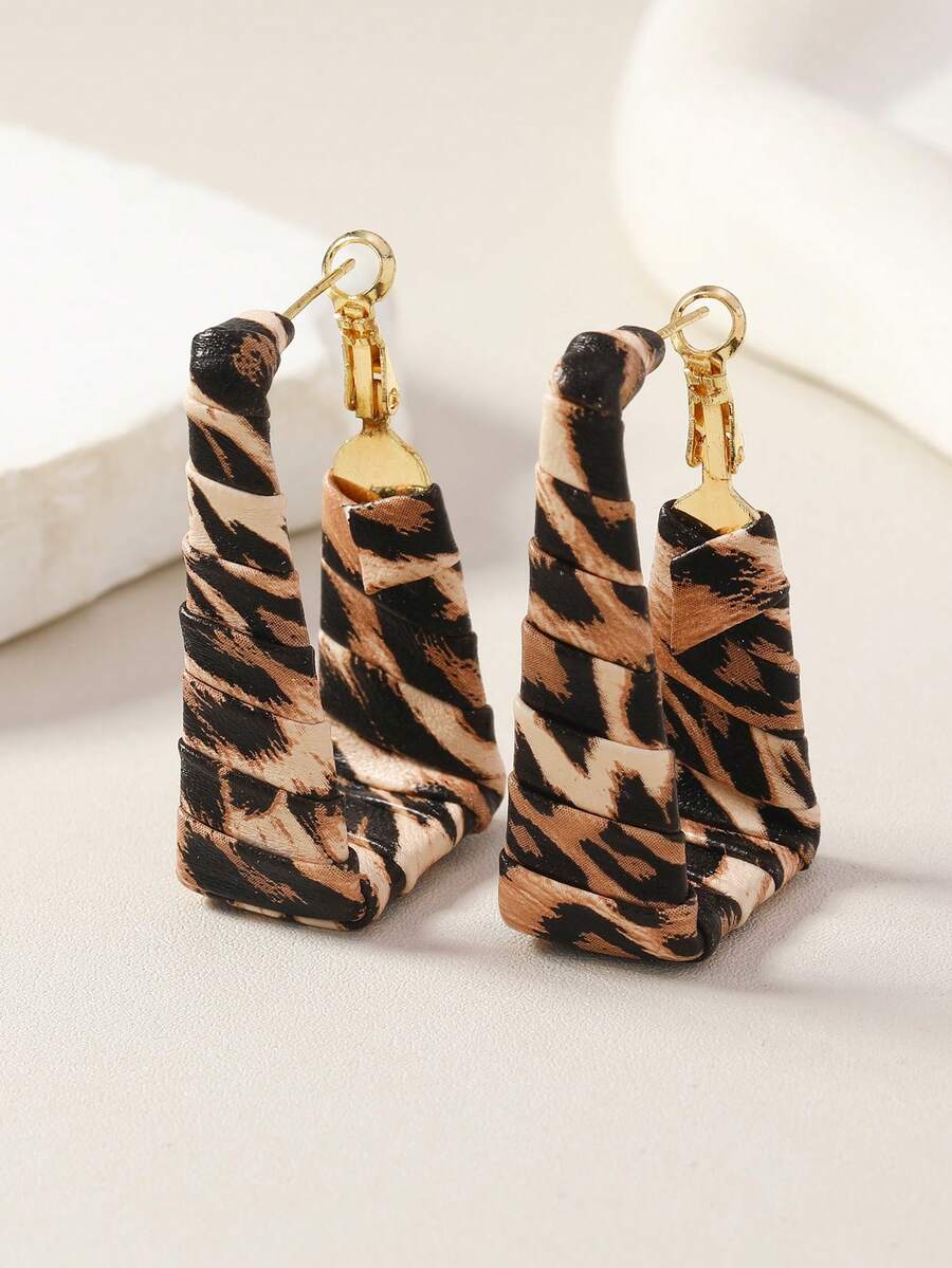1 par de pendientes de aro geométricos cuadrados tejidos con estampado de leopardo, adecuados para el uso diario casual de las mujeres, a juego con los atuendos
