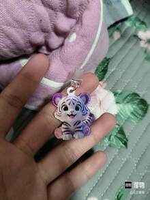 1个新款可爱小老虎亚克力2D扁平防尘塞，兼容苹果Lightning和Type-C椭圆形接口手机，精美礼品 - 多色1 - 查看 5