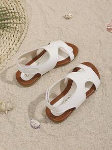 一双儿童露趾后跟凉鞋 - 黑白经典设计，简约时尚，休闲舒适。是校园生活、夏季郊游、公园漫步和海滩散步的绝佳选择，并且可以轻松搭配各种服装。