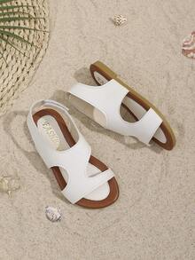 一双儿童露趾后跟凉鞋 - 黑白经典设计，简约时尚，休闲舒适。是校园生活、夏季郊游、公园漫步和海滩散步的绝佳选择，并且可以轻松搭配各种服装。