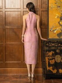 优雅小立领无袖旗袍，高开衩设计，饰以3D立体花卉 | 新款中式正式礼服，适用于国宴、慈善晚宴、公司晚宴、文化活动、外交晚宴等场合，亦可作为新年和情人节派对的着装。 - 粉色 - 查看 2