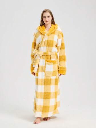 一件加厚绒面室内黄色格子连帽浴袍，带腰带，秋冬保暖睡衣，秋冬必备，适合作为生日礼物、换季礼物、秋冬保暖服或圣诞礼物。