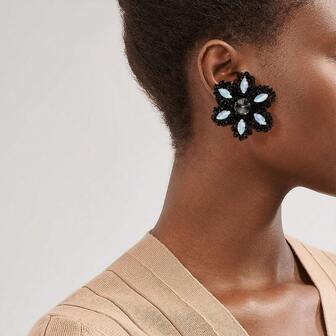 一对奢华亮片编织、花瓣装饰的炫彩水晶花朵手工耳环，适合热爱派对、追求独特风格的女性。耳环形状和颜色可能有所不同，花朵图案的颜色和位置随机。