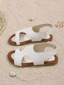 一双儿童露趾后跟凉鞋 - 黑白经典设计，简约时尚，休闲舒适。是校园生活、夏季郊游、公园漫步和海滩散步的绝佳选择，并且可以轻松搭配各种服装。