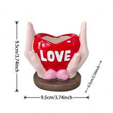 这款多功能树脂装饰品设计成天使手捧爱心的造型。中空部分可放置蜡烛，使其成为一款浪漫的烛台。天使拥抱爱心象征着紧紧相拥的爱情。这款精致的家居装饰品是情人节、感恩节及其他各种场合的理想礼物。 - 彩色 - 查看 6