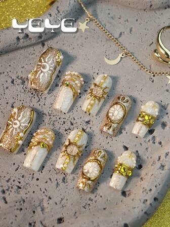 10 piezas Pegatinas de uñas cuadradas, hechas a mano, estilo Y2K, Diosa del Sol, Blanco perla, Elegante acanalado, Lámina de purpurina dorada, Cuentas doradas, Sol, Perla, Luz de Cristo, Decoración de cristal 3D, Juego innovador de pegatinas de uñas de cobertura completa, Acrílico blanco, Adecuado para niñas y mujeres, Incluye 1 lima de uñas mini y 1 hoja adhesiva, Elegante reutilizable, Adecuado para bodas, fiestas, uso diario, oficina y galas