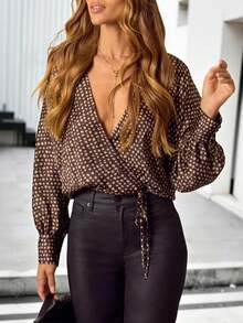 Elegancka bluzka damska na co dzień z dekoltem w serek i nadrukiem w groszki, idealna na co dzień, na wakacje, do pracy i do biura