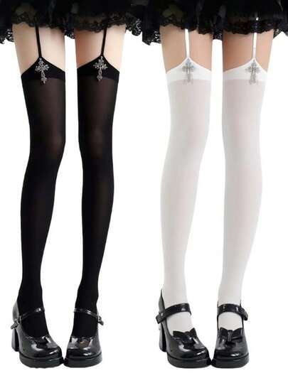 1 paire de chaussettes montantes gothiques Lolita en velours noir et blanc, avec une croix 3D sur le porte-jarretelles. Chaussettes hautes transparentes de style punk avec un design de bretelles sexy et des détails de strass. Convient pour le cosplay et la mode alternative.