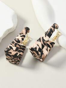 1 par de pendientes de aro geométricos cuadrados tejidos con estampado de leopardo, adecuados para el uso diario casual de las mujeres, a juego con los atuendos