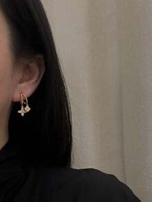 一套优雅的925纯银白色四叶草吊坠耳环，适合作为情人节周年纪念礼物。 - 金色-四葉草吊墜耳釘 - 查看 3