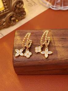 一套优雅的925纯银白色四叶草吊坠耳环，适合作为情人节周年纪念礼物。 - 金色-四葉草吊墜耳釘 - 查看 4