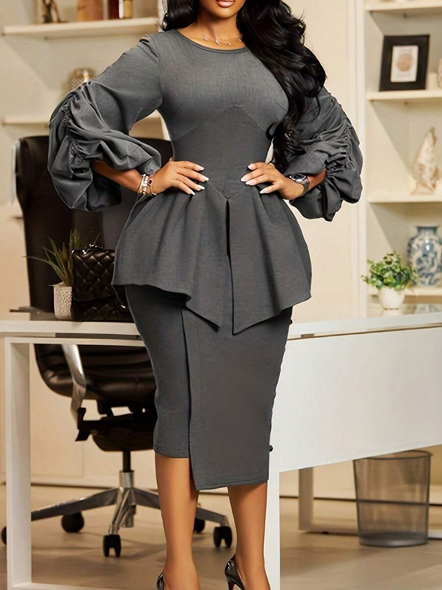 女士中长连衣裙，船领，七分袖，直筒版型，腰部荷叶边装饰，纽扣点缀，修身显瘦，通勤舒适，休闲百搭，优雅日常穿着，纯色设计，优雅梭织面料，纽扣点缀，中长款连衣裙，适合各种场合，如婚礼、办公、日常穿着，春秋季节穿着。 - 深灰色 - 查看 1